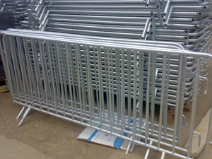 供应临时护栏网,移动护栏网,安全围栏网(网片比较小巧,底座安全性能强,造型美观)--丰春顺丝网制品