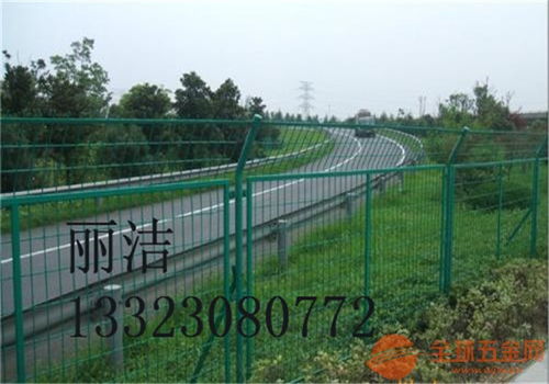 金属丝桃形立柱护栏网 金属丝桃形立柱护栏厂家 金属丝桃形立柱产品特点